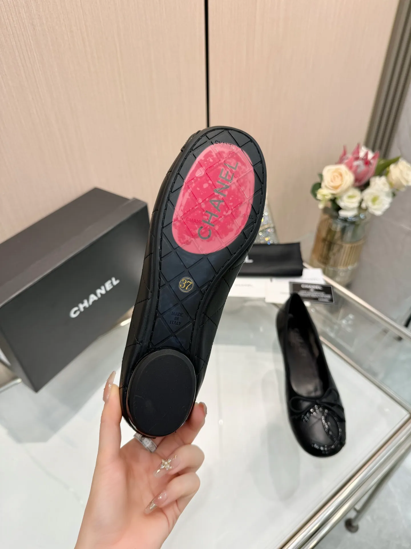 👟👟Ex-factory price 500👟👟 | ²⁰²5 𝐬𝐬 🤍🤎𝐂𝐇𝐀𝐍𝐄𝐋Chanel 26A catwalk style handmade Mary Jane women's shoes. Ballet shoes are so amazing, the bow pattern is so cute! Even if I don’t wear flat shoes, I can’t resist the temptation! The second recommended pair of Chanel logo women's shoes has great texture and is versatile. It is made of lambskin and has an original two-color outsole. Size: 35-40 (41 can be customized and cannot be returned or exchanged)
